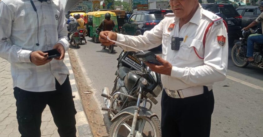 Traffic Challan King : सड़क पर दौड़ रही थी ‘जुर्माने की चलती-फिरती दुकान’ , 63 पेंडिंग चालान वाली मोटरसाइकिल इंपाउंड